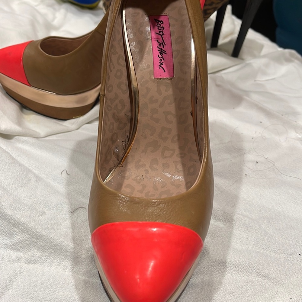 Never worn Betsy Johnson pump very elegant